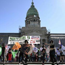 Activistas participan en una manifestación exigiendo la legalización del aborto frente al edificio del Congreso argentino durante el Día Internacional del Aborto Seguro en Buenos Aires, en medio de la pandemia de coronavirus. | Foto:JUAN MABROMATA / AFP