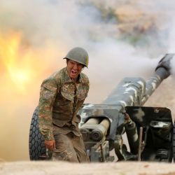 Un militar del Ejército de Defensa de Karabaj dispara una pieza de artillería hacia posiciones azeríes durante los combates por la separatista región de Nagorno-Karabaj. | Foto:Handout / Ministerio de Defensa de Armenia / AFP