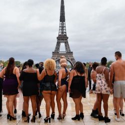 Francia, París: Las mujeres se paran en el Trocadero frente a la Torre Eiffel durante un desfile en ropa interior contra los complejos y el dictado de la moda. | Foto:Julien Mattia / DPA