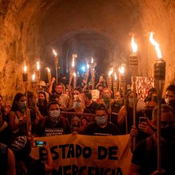 Personas lideradas por el grupo activista Feminist Collective protestan para exigir a la gobernadora Wanda Vázquez que declare el estado de emergencia en respuesta a los recientes feminicidios, agresiones y desapariciones de mujeres por motivos de género en San Juan, Puerto Rico. | Foto:Ricardo Arduengo / AFP
