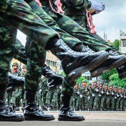 Marcha de personal militar durante la ceremonia de entrega oficial del Comandante en Jefe del Ejército Real de Tailandia en Bangkok. | Foto:Mladen Antonov / AFP