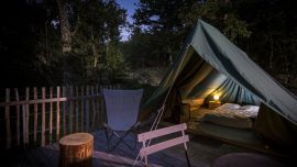 Acampar con la comodidad de un colchón: el “glamping” Huttopia en Dieulefit, en el sur de Francia. Foto: Manu Reyboz/Huttopia/dpa
