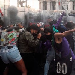 Partidarios de la legalización del aborto chocan con la policía antidisturbios durante una manifestación en el marco del Día Internacional del Aborto Seguro, en la Ciudad de México. | Foto:Alfredo Estrella / AFP