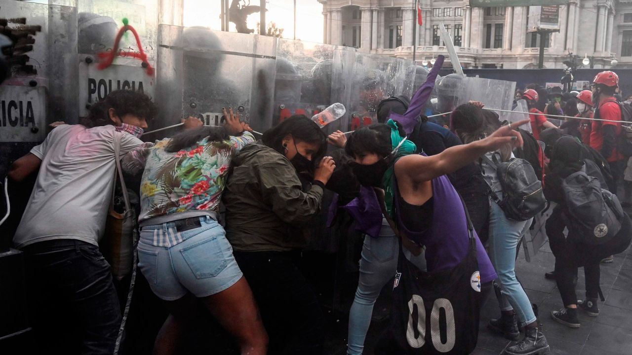 Partidarios de la legalización del aborto chocan con la policía antidisturbios durante una manifestación en el marco del Día Internacional del Aborto Seguro, en la Ciudad de México. | Foto:Alfredo Estrella / AFP