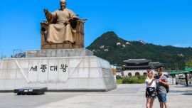 El monumento al Rey Sejong domina un sector de Seúl y muy cercano está el centro de atención al turista, un sitio muy recomendable, incluso simplemente para pasear.