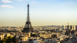 Cerca del mediodía una fuerte explosión sacudió el cielo de París.