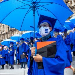 Bélgica, Bruselas: los estudiantes usan máscaras durante la ceremonia de proclamación para los estudiantes graduados de las universidades Vrije Universiteit Brussel (VUB) y Universidad Libre de Bruselas (ULB), en la plaza Grand Place. | Foto:Hatim Kaghat / BELGA / DPA
