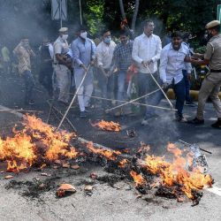 Los simpatizantes del Congreso gritan consignas después de quemar efigies del primer ministro de la India, Narendra Modi, y del primer ministro de Uttar Pradesh, Yogi Adityanath, durante una manifestación frente a Uttar Pradesh Bhawan (casa estatal) en Nueva Delhi. | Foto:Sajjad Hussain / AFP