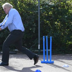 Inglaterra, Londres: el primer ministro del Reino Unido, Boris Johnson, juega al cricket durante una lección de deportes en Ruislip High School en su circunscripción local de Uxbridge. | Foto:Stefan Rouseau / PA Wire / DPA