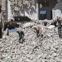 Siria, Ahsim: hombres sirios rescatan metal de los escombros de un edificio destruido. El metal recuperado se fundirá y remodelará para su uso en la construcción de nuevos edificios. Se necesitan aproximadamente 12 horas para producir 5 toneladas de metal que luego se venden a 400 USD la tonelada. | Foto:Anas Alkharboutli / DPA