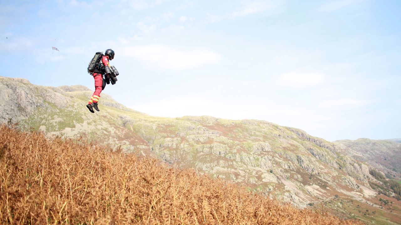El fundador y piloto de Gravity Industries, Richard Browning, participando en un vuelo de prueba de su traje a reacción en Langdale Pikes en el Lake District. - Los socorristas e ingenieros de Gran Bretaña dijeron hoy que han probado con éxito  | Foto:Handout / GNAAS / AFP