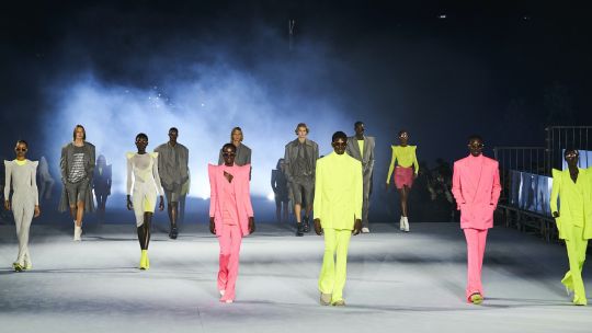 Balmain apostó al neón en su nueva colección 