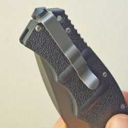 El clip para poder transportarla con seguridad en el bolsillo y –en este modelo– una punta rompe cristales.