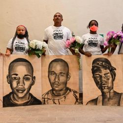 Familiares de cinco jóvenes asesinados el pasado 11 de agosto, posan para una foto con sus retratos durante un acto de reconciliación y perdón en la Casa de los Recuerdos del Conflicto y Reconciliación en Cali, Colombia, durante el Día Internacional de la No Violencia. | Foto:Luis Robayo / AFP