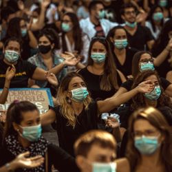 España, Barcelona: jóvenes médicos residentes gritan consignas durante una manifestación de médicos residentes interinos para exigir mejores condiciones de trabajo. | Foto:Matthias Oesterle / ZUMA Wire / DPA