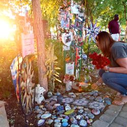 EE. UU., Las Vegas: una mujer coloca flores para una de las víctimas en el tercer aniversario del tiroteo de Las Vegas en el jardín de curación de Las Vegas. | Foto:David Becker / ZUMA Wire / DPA