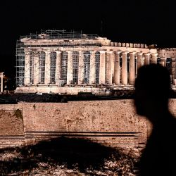 La imagen muestra el Templo del Partenón en el sitio antiguo de la Acrópolis en Atenas, iluminado con una nueva iluminación LED de menor energía, diseñada por Eleftheria Deko y asociados, un estudio de iluminación. | Foto:LOUISA GOULIAMAKI / AFP