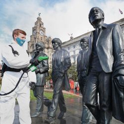 Inglaterra, Liverpool: un trabajador limpia la estatua de los Beatles en Liverpool. | Foto:Peter Byrne / PA Wire / DPA