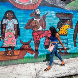 Una mujer, miembro de la comunidad afro-mexicana, pasa frente al musseum afro-mexicano, en Cuajinicuilapa, estado de Guerrero, México, en medio de la pandemia del coronavirus COVID-19. | Foto:PEDRO PARDO / AFP