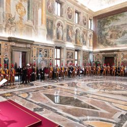 Esta foto muestra al Papa Francisco pronunciar un discurso durante una ceremonia en el Clementine Hall del Vaticano, para los nuevos reclutas de la Guardia Suiza Pontificia. | Foto:AFP / VATICAN MEDIA