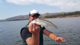 Pescamos pejerreyes en el dique cordobés Los Molinos.