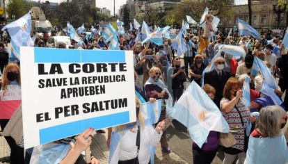 Fanáticos pro y anti Corte: el efecto terraplanismo político