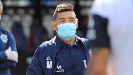 Diego Maradona dirigió a Gimnasia en el amistoso ante San Lorenzo en el Nuevo Gasómetro. // NA