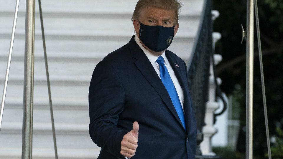 Donald Trump al acercarse al helicóptero.