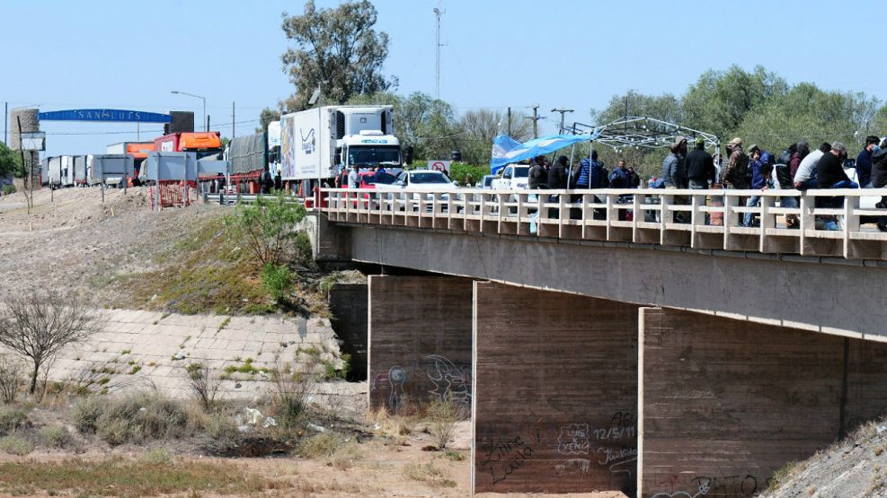 Conflicto: una protesta en una ruta de San Luis. La UIA alerta sobre problemas de abastecimiento.