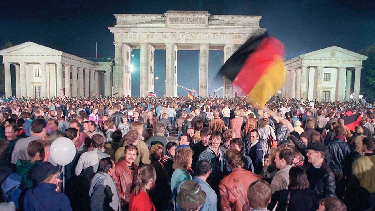 Simbolo. Tres décadas atrás, la multitud congregada ante la Puerta de Brandemburgo, festejando la reunificación de Berlín, ya sin el muro, y de las dos Alemanias.