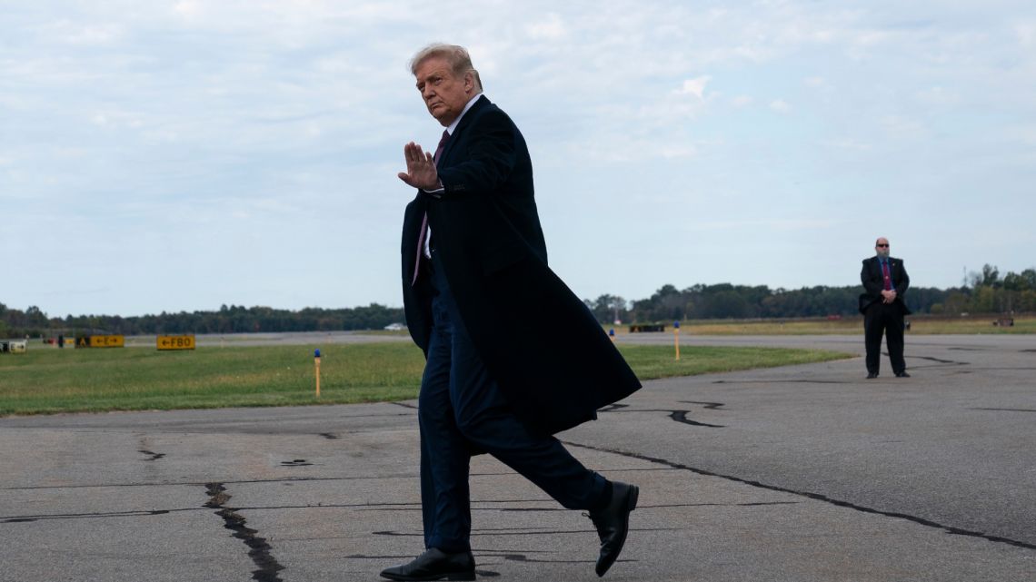 US President Donald Trump arrives at Morristown Municipal Airport to attend a fundraiser at Trump National Golf Club in Bedminster, Thursday, October 1, 2020, in Morristown, N.J. 