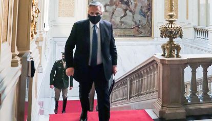 De regreso. Fernández al ingresar a su despacho en Gobierno.