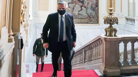 De regreso. Fernández al ingresar a su despacho en Gobierno.