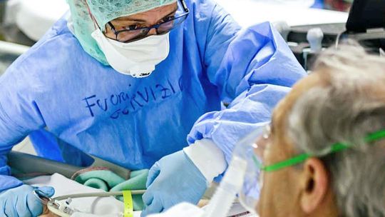 Pruebas. Para demostrar la eficacia del plasma de convalecientes, a cada paciente que ingresó al estudio se lo asignó de manera aleatoria a una de las dos ramas, con la solución o un placebo.
