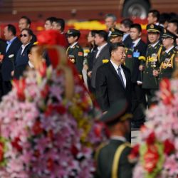 El presidente chino, Xi Jinping, llega al Monumento a los Héroes del Pueblo durante una ceremonia de ofrenda floral para honrar a los héroes nacionales fallecidos en el Día de los Mártires en la Plaza Tiananmen de Beijing. | Foto:Noel Celis / AFP