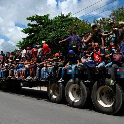 Los migrantes hondureños, parte de una caravana que se dirige a los Estados Unidos, son vistos a bordo de un camión en Entre Ríos, Guatemala, luego de cruzar la frontera con Honduras. | Foto:Johan Ordonez / AFP
