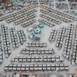 Esta fotografía muestra una vista aérea de un campamento para sirios desplazados por el conflicto de la provincia de Hama, construido por la ONG Qatar Charity en forma de cuadrícula pentagonal, cerca de la ciudad de Kafr Lusin en el noroeste de Siria cerca de la Frontera turca. | Foto:Omar Haj Kadour / AFP