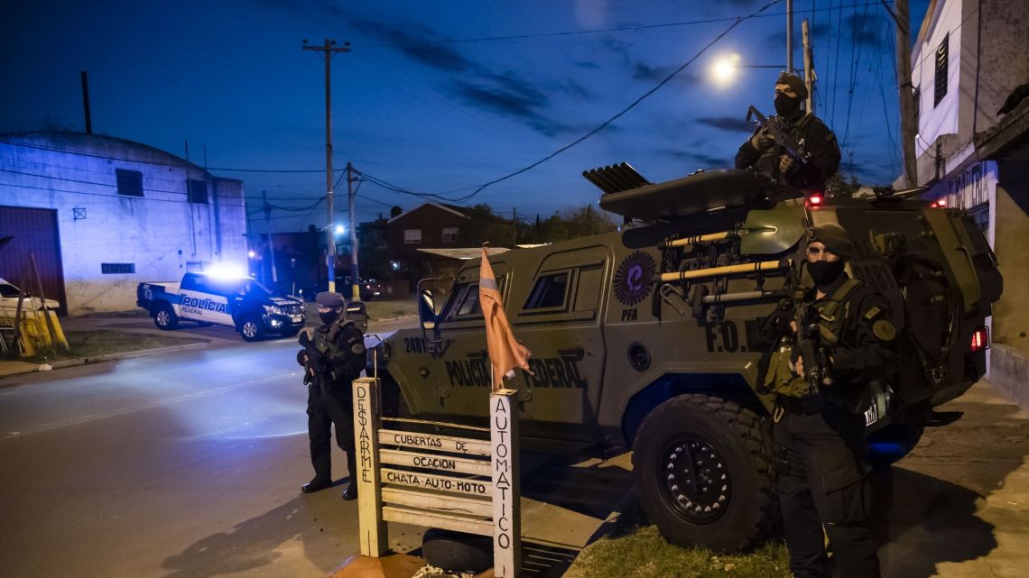 Members of the Federal Police stand guard at a checkpoint in 'La Granada,' a violent neighbourhood in Rosario on October 1, 2020. 