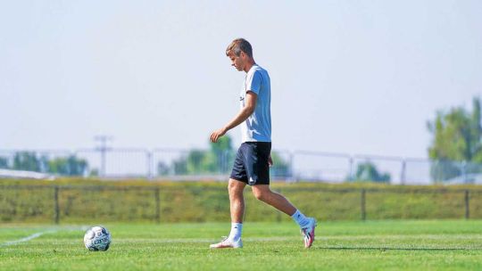 Agredido. Collin Martin, uno de los pocos futbolistas en el mundo que reconoció su homosexualidad.