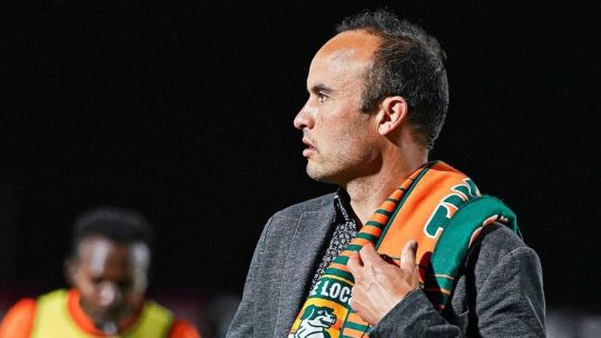 LANDON DONOVAN, EL TÉCNICO DEL EQUIPO, LES PIDIÓ A SUS DIRIGIDOS ABANDONAR EL CAMPO POR LOS INSULTOS HOMOFÓBICOS.