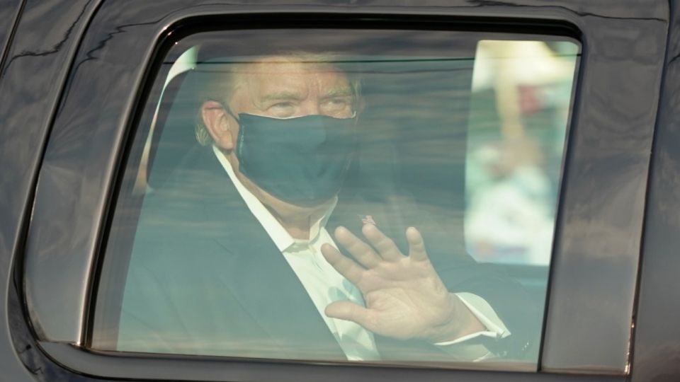 Donald Trump paseó en su auto ante los simpatizantes que se acercaron a darle apoyo
