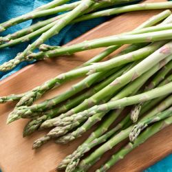 Bien primaverales, los espárragos son una una gran fuente de fibra, vitaminas C y E y antioxidantes.