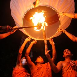 Bangladesh, Dhaka: los budistas encienden y envían globos hechos de papel de colores para que fluyan como símbolo de la iluminación del cielo durante 'Probarona Purnima', el segundo festival más grande de la comunidad budista. | Foto:Md. Rakibul Hasan / ZUMA Wire / DPA