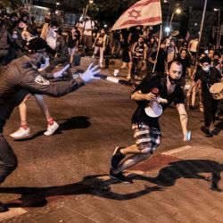 Israel, Tel Aviv: la policía israelí se pelea con los manifestantes durante una protesta contra el primer ministro israelí Netanyahu y el bloqueo actual del coronavirus (Covid-19). | Foto:Ilia Yefimovich / DPA