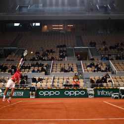 Novak Djokovic de Serbia sirve el balón a Karen Khachanov de Rusia durante el partido de tenis de la cuarta ronda de individuales masculinos el día 9 del torneo de tenis del Abierto de Francia Roland Garros 2020 en París. | Foto:Anne-Christine Poujoulat / AFP
