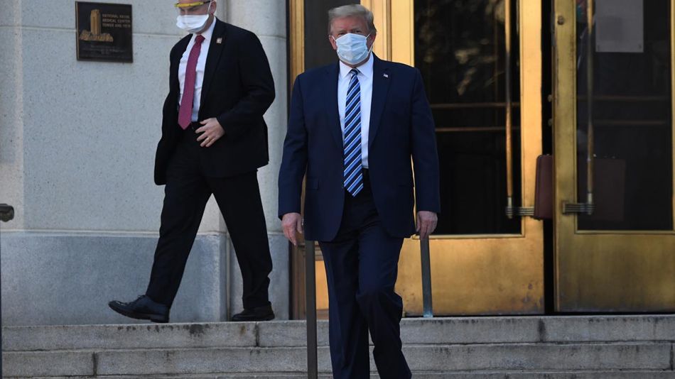 Trump saliendo del hospital 20201005