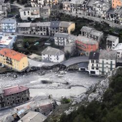 Una imagen tomada a través de la ventana de un helicóptero muestra una vista aérea de Tende en el sureste de Francia, cerca de la frontera con Italia, después de que una gran inundación causó daños generalizados en el departamento de Alpes Marítimos. | Foto:CHRISTOPHE SIMON / AFP