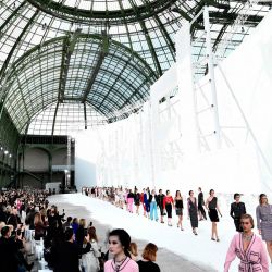 Modelos presentan creaciones para Chanel durante los desfiles femeninos de la colección Primavera / Verano 2020/2021 en París. | Foto:STEPHANE DE SAKUTIN / AFP