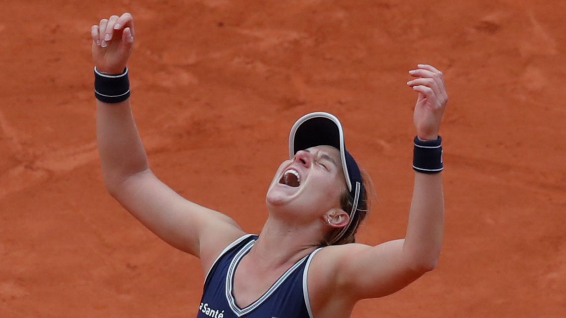 Argentina's Nadia Podoroska celebrates winning the quarterfinal match of the French Open tennis tournament against Ukraine's Elina Svitolina in two sets, 6-2, 6-4, at the Roland Garros stadium in Paris, France, Tuesday, Oct. 6, 2020. 