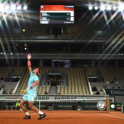 El español Rafael Nadal sirve el balón al italiano Jannik Sinner durante el partido de tenis de cuartos de final de individuales masculinos el día 10 del torneo de tenis del Abierto de Francia de Roland Garros 2020 en París. | Foto:Martin Bureau / AFP